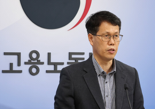 8월 노동시장 동향 설명하는 천경기 미래고용분석과장 <연합뉴스>